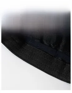 Vista dettagliata della fascia antisudore allargata su un cappello sportivo rapido