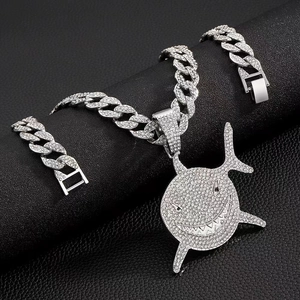 Ensemble collier pendentif requin argenté et bracelet cubain serti de strass sur cuir