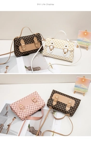 Détail de petits sacs à main pour femmes en marron, blanc et rose avec motifs géométriques