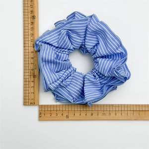 Blau-weiß gestreifter Stoff-Scrunchie im Oversize-Design für einen tiefen Pferdeschwanz