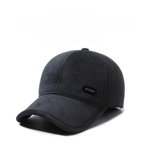Detail der grauen Winter-Baseballkappe mit Ohrenklappen und SPORT-Seitenbestickung