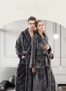 Gros plan des peignoirs en flanelle épaisse montrant la texture douce en peluche double face