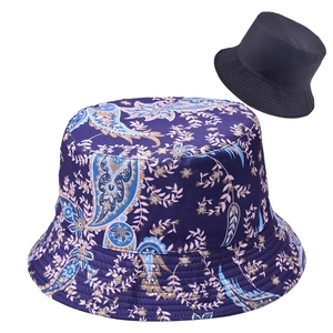 Detalle de un sombrero de pescador reversible con estampado paisley azul y costuras reforzadas
