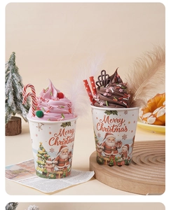 Detailansicht eines Weihnachts-Eisbecher-Modells mit Weihnachtsmann und festlicher Deko