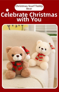 Détail de mignons ours en peluche de Noël de 20cm avec écharpes sur un canapé beige