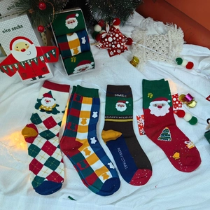 Détails de chaussettes de Noël en coton dans un coffret cadeau avec motifs festifs
