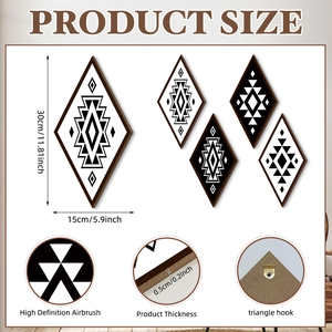 Détail de décoration murale en bois avec épaisseur 0,5 cm et crochets métalliques