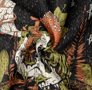 Vue détaillée de la tapisserie à motifs de champignons et crânes montrant le tissu