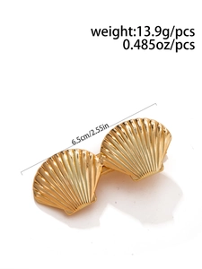 Détail de la pince à cheveux dorée en forme de coquillage de 6,5 cm et 13,9 g de poids
