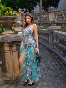 Détails de broderie à paillettes et volants en dentelle sur une robe longue fendue