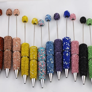 Dettaglio di penne fai-da-te colorate con strass e fusti metallici in vari colori