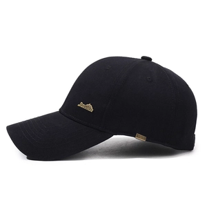 Casquette de baseball noire pour hommes avec calotte rigide et détail de logo métallique.