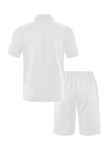 Vista posteriore dettagliata del set bianco in maglia a nido d'ape con polo e pantaloncini