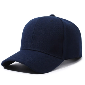 Dettaglio di un cappellino da baseball blu scuro in twill con visiera curva e cuciture rifinite