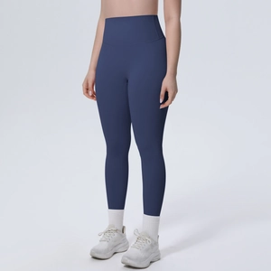 Detail der nahtlosen hohen Taille und des blickdichten Stoffes der dunkelblauen Leggings