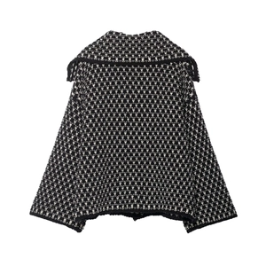 Details einer schwarz-weißen Tweed-Strickjacke mit Matrosenkragen und geometrischem Logo