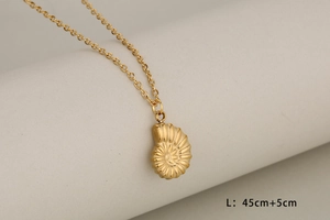 Détail du collier avec pendentif coquillage doré 45cm+5cm et sa chaîne délicate