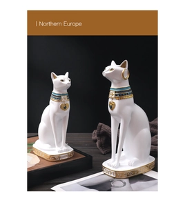 Set di due statue di gatti egiziani bianchi con collari dorati su fondo in legno scuro