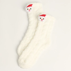 Details von weißen Plüschsocken aus Korallenvlies mit süßen 3D-Weihnachtsmann-Puppen