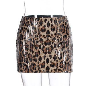 Dettaglio di minigonna da donna con paillettes lucide e classica stampa leopardata