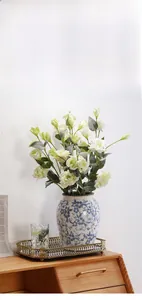 Dettaglio del vaso in ceramica blu e bianco con motivi floreali su mobile legno
