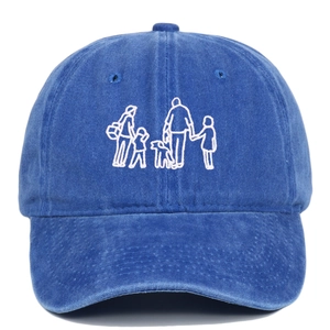 Détail de la broderie silhouette famille et chien sur casquette de baseball bleu délavé