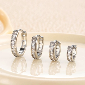 Lot de quatre boucles d'oreilles argentées serties de zircons carrés dégradés