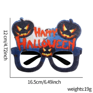 Details der Halloween-Partybrille aus Filz mit schwarzen Kürbissen und Textdesign