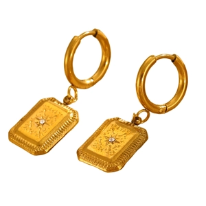 Details von rechteckigen Goldohrringen mit Sternenschliff und glitzerndem Zirkon