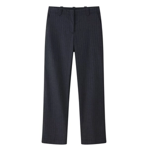 Detailansicht der dunkelgrauen Hose mit geradem Bein, Gürtelschlaufen und verdeckter Leiste