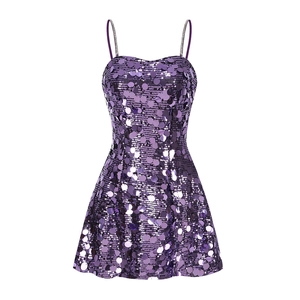 Detailansicht eines lila Pailletten-Minikleides mit glitzernden Strass-Trägern