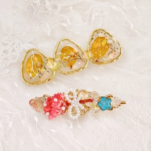 French vintage hair clips with 3D dried flowers and resin bow on white lace background