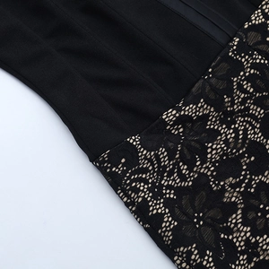 Nahaufnahme von schwarzer Blumenspitze und Strickstoff eines sexy Jumpsuits für Damen
