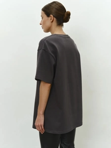 Πλάγια όψη σκούρου γκρι oversized βαμβακερού t-shirt με σχέδιο χαμηλωμένου ώμου σε μοντέλο