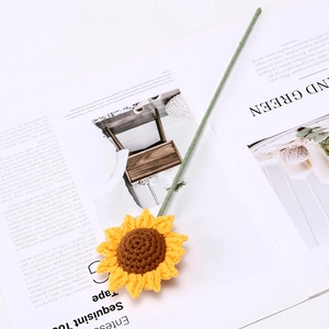 Detailaufnahme der handgehäkelten Sonnenblume auf Magazin für Heimdekoration