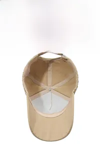 Détail de l'intérieur d'une casquette kaki montrant la doublure et les coutures renforcées