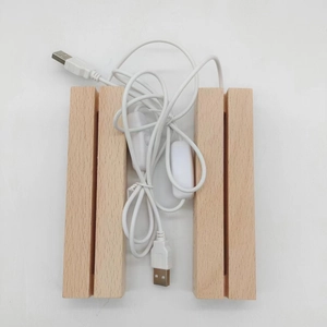 Détail de la base de lampe LED en bois avec câble USB et interrupteur pour peinture