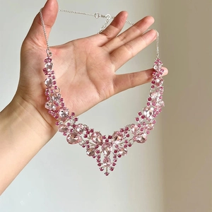 Rosa Strass Wassertropfen Blumen Anhänger Halskette V-Form Legierung Luxus Vintage Palast Stil Für Frauen Hochzeit Party