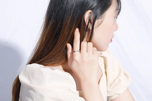 Gros plan sur une bague en or rose 18k avec chiffres romains et motif de vis