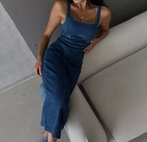 Detailaufnahme des dunkelblauen Denim-Bodycon-Midikleides mit quadratischem Ausschnitt und ärmellos