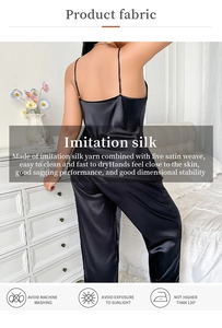 Detailansicht des glatten schwarzen Eisseide-Pyjama-Sets mit Rückendesign und Satin-Textur