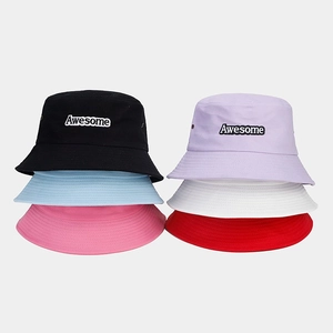 Broderie détaillée du texte Awesome sur des bobs en toile de coton multicolores