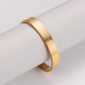 Textured gold-plated 304 stainless steel open bangle with stylish vertical stripe patterns