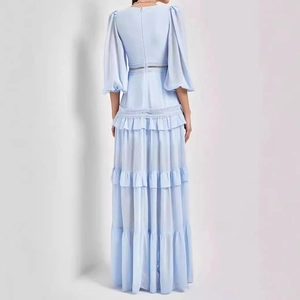 Rückansicht eines hellblauen Lagenkleids aus Chiffon mit Spitze und langen Ärmeln