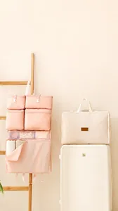 Organizzatore da viaggio sospeso con scomparti rosa e set di pochette beige portatili