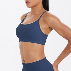 Détail du soutien-gorge de sport dos croisé bleu foncé et legging de yoga taille haute