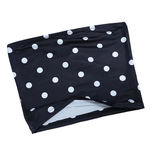 Détail du haut bandeau à pois noir et blanc montrant les coutures et le tissu