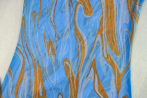 Vue détaillée de l'imprimé marbré bleu et orange sur la texture du tissu en maille
