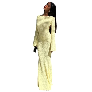 Gros plan sur la robe longue jaune clair montrant son tissu en dentelle à texture 3D unique