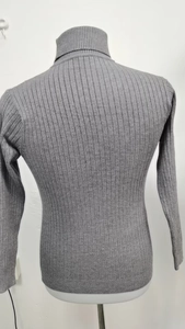Dettaglio di un maglione grigio a collo alto con trama a costine verticali e vestibilità slim